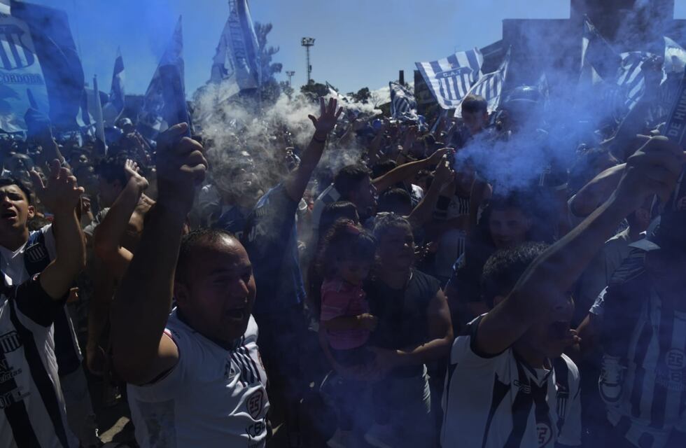 Pasión albiazul en la previa del clásico: así fue el banderazo de Talleres