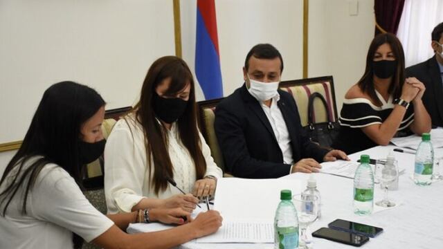 El convenio fue firmado entre la provincia de Misiones, el Ministerio de Trabajo y Empleo, el Ministerio de Gobierno, la Universidad Popular de Misiones, el IPEC y el Observatorio de Violencia Familiar y de Género.