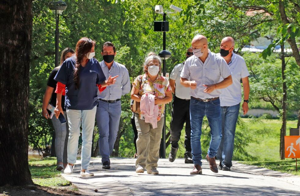 Los abuelos de los hogares de día de Carlos Paz disfrutaron de una salida recreativa por el Parque La Quinta