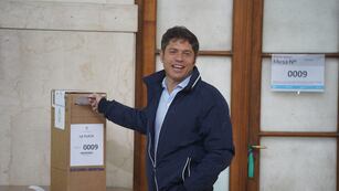 Elecciones 2023
El Gobernador de la Provincia de Bs As Axel Kicillof y su Esposa Soledad vota en la Escuela Superior de Sanidad en La Plata
Foto clarín