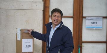 Elecciones 2023
El Gobernador de la Provincia de Bs As Axel Kicillof y su Esposa Soledad vota en la Escuela Superior de Sanidad en La Plata
Foto clarín