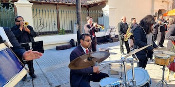 La banda con 35 años de trayectoria se presenta todo el mes con un repertorio variado.