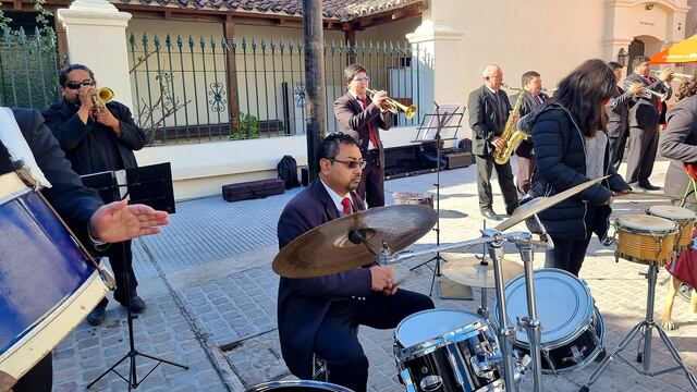 La banda con 35 años de trayectoria se presenta todo el mes con un repertorio variado.