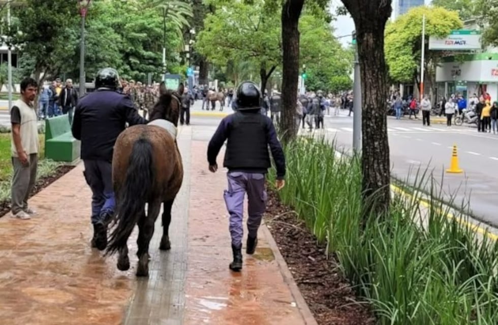 Manifestación en Chaco: habrían intentado entrar a la Casa de Gobierno a caballo