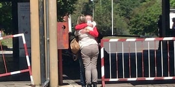 Las hermanas se abrazaron luego de un año y medio