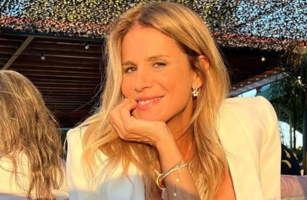 La foto retro de Flavia Palmiero con una microbikini dorada dejó a sus fans con la boca abierta