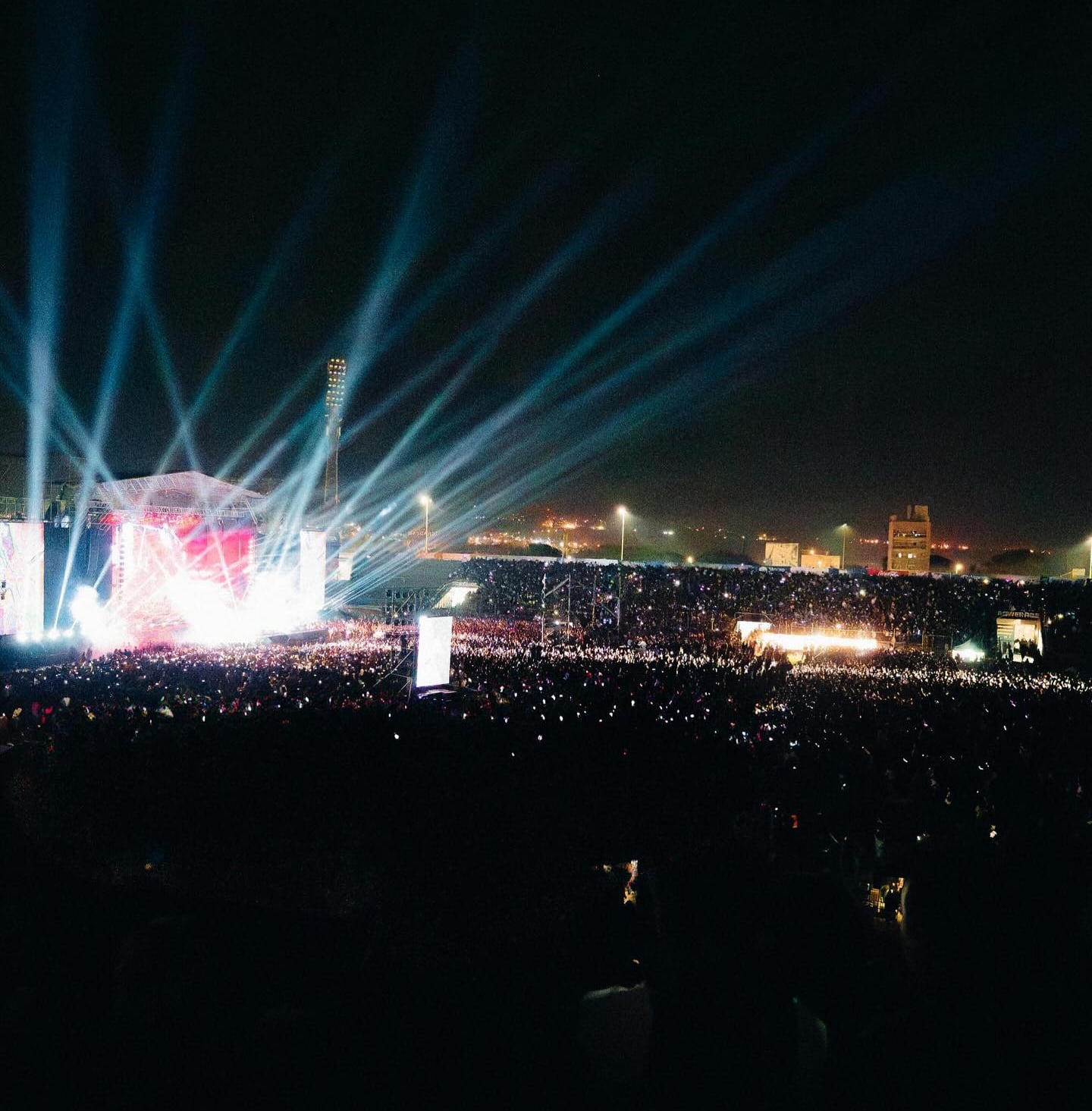 La elección nacional de la FNE 2025 en Jujuy fue una noche memorable que combinó el glamour de la coronación de la nueva Representante con un vibrante espectáculo musical en el estadio "23 de Agosto" del Club Gimnasia y Esgrima.