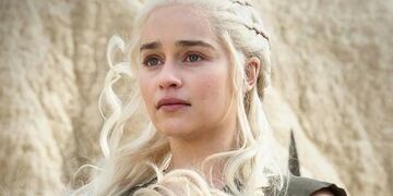 Emilia Clarke como Daenerys Targaryen.