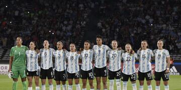 La formación de Argentina ante Chile, en el Kempes. (Facundo Luque / La Voz).