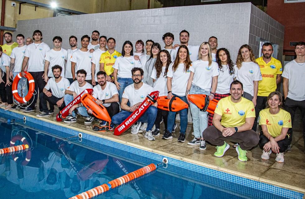 Reunión informativa de la Escuela de Guardavidas en el Polideportivo Municipal