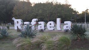Cartel de Rafaela en el ingreso sur
