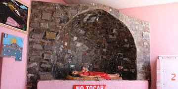 Por el protocolo, la clásica imagen de la Difunta Correa no puede tocarse