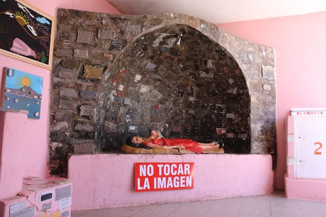 Por el protocolo, la clásica imagen de la Difunta Correa no puede tocarse