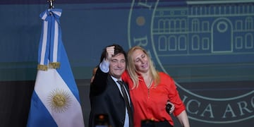 Javier Milei desde el búnker de La Libertad Avanza, tras el triunfo en el balotaje. (Gentileza Clarín)