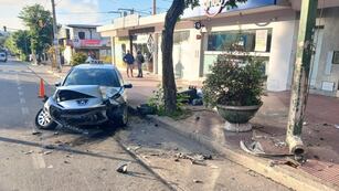 Así quedó el auto que fue embestido.