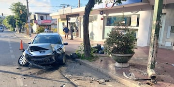 Así quedó el auto que fue embestido.