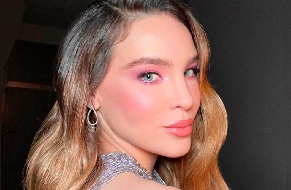 Belinda sorprendió en Instagram con un vestido de red con brillantes que dejó al a vista su microbikini negra