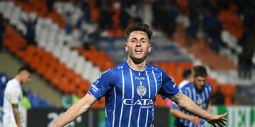 Festejo de Tadeo Allende, quien esta tarde ingresa en lugar de Burgoa.
Foto:José Gutierrez / Los Andes