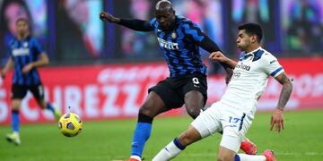 Tremendo cruce del ex Belgrano, para evitar el gol de Lukaku en lo que era el segundo para el Inter.