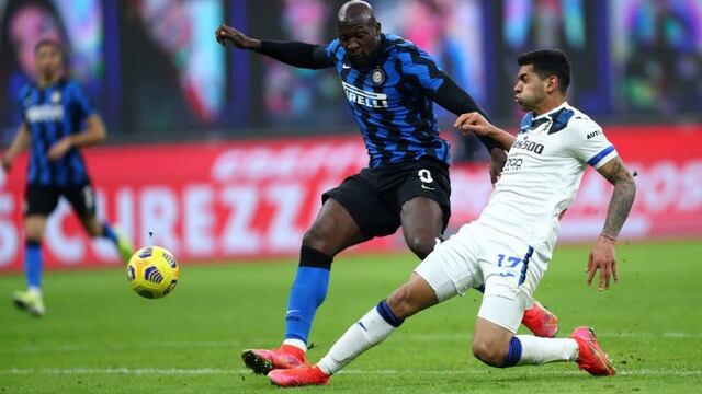 Tremendo cruce del ex Belgrano, para evitar el gol de Lukaku en lo que era el segundo para el Inter.