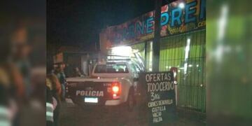 Un patrullero de la Policía de Misiones impactó contra otro rodado y terminó incrustado en una carnicería.
