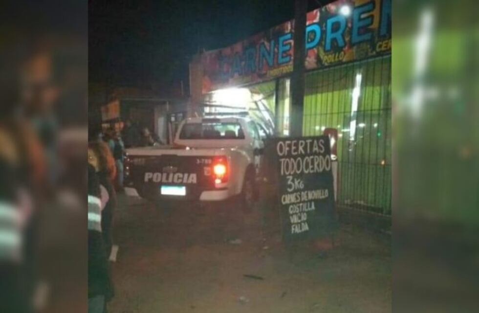 Un patrullero de la Policía de Misiones impactó contra otro rodado y terminó incrustado en una carnicería