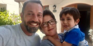 Ariel junto a sus dos hijos momentos después del encuentro