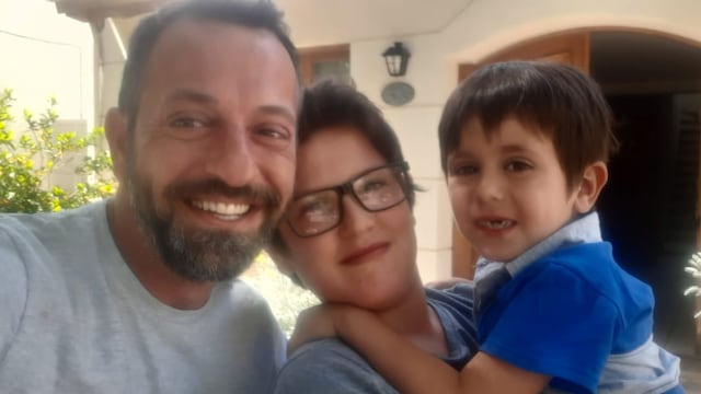 Ariel junto a sus dos hijos momentos después del encuentro