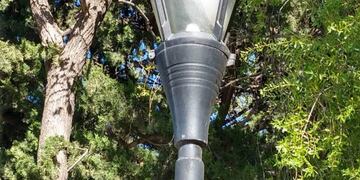 Así quedó una de las farolas.