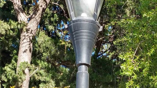 Así quedó una de las farolas.