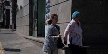 Gente corriendo para cobijarse durante un ataque ruso de cohetes en Kiev, Ucrania, este lunes 29 de mayo. Foto: AP / Evgeniy Maloletka.