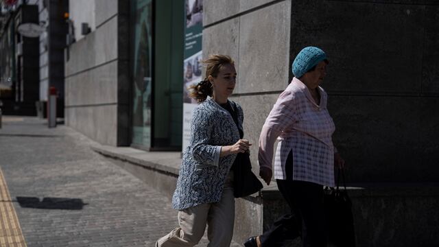 Gente corriendo para cobijarse durante un ataque ruso de cohetes en Kiev, Ucrania, este lunes 29 de mayo. Foto: AP / Evgeniy Maloletka.