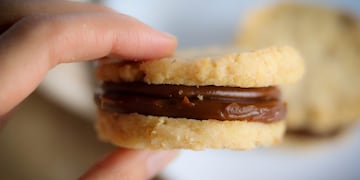 ¡Sin harinas y deliciosos!: la receta de alfajores de coco y limón para disfrutar con la familia en esta temporada de verano.