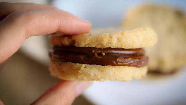 ¡Sin harinas y deliciosos!: la receta de alfajores de coco y limón para disfrutar con la familia en esta temporada de verano.