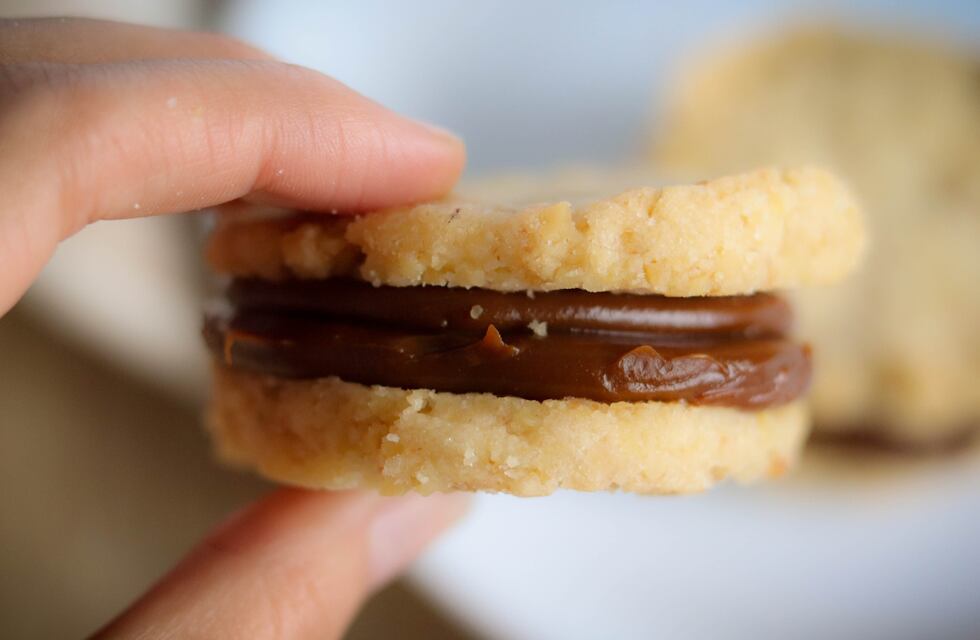 Sin harinas y deliciosos: la receta de alfajores de coco y limón para disfrutar con la familia en la merienda