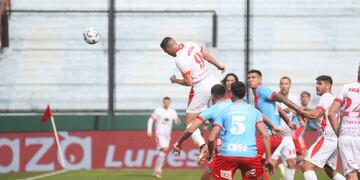 "Maravilla" Martínez gana de cabeza y pone el 1-0 de Instituto ante Arsenal, en Sarandí, en el estreno en la Copa de la Liga Profesional. (Federico López Claro / La Voz)