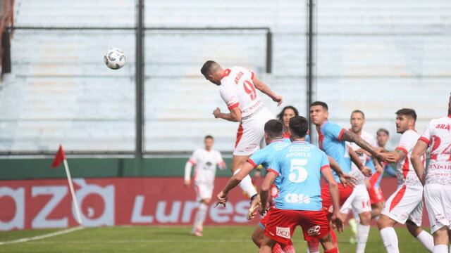 "Maravilla" Martínez gana de cabeza y pone el 1-0 de Instituto ante Arsenal, en Sarandí, en el estreno en la Copa de la Liga Profesional. (Federico López Claro / La Voz)