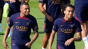 Kylian Mbappe y su hermano Ethan Mbappe asisten a una sesión de entrenamiento con el Paris Saint-Germain el jueves 20 de julio del 2023. (AP Photo/Christophe Ena)
