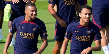 Kylian Mbappe y su hermano Ethan Mbappe asisten a una sesión de entrenamiento con el Paris Saint-Germain el jueves 20 de julio del 2023. (AP Photo/Christophe Ena)