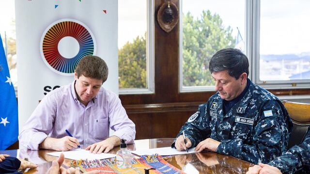 Gobernador de Tierra del Fuego firmó acta de cooperación con la Armada Argentina