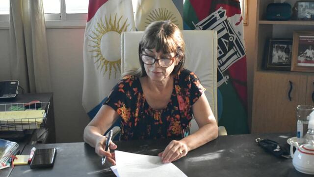 Intendenta Patricia Cicerone firmando el convenio destinado al adoquinado de San Antonio de Arredondo. (Foto: Facebook / Municipalidad de San Antonio de Arredondo).