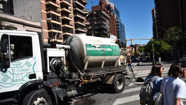 Colapsaron las cloacas en la avenida Hipólito Yrigoyen.
