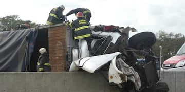 Impactó contra un guardarrail en Circunvalación y 27 de Febrero.