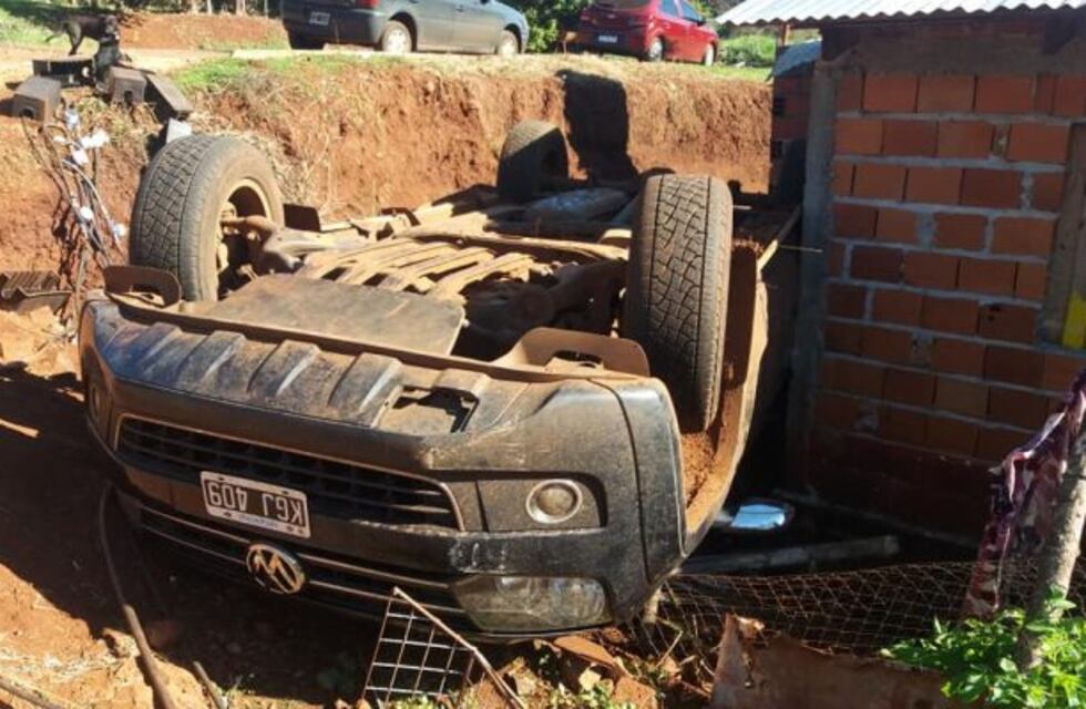Una camioneta despistó y volcó contra una casa en Oberá y de milagro no hay heridos
