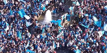 Piratas copan la avenida Vélez Sarsfield.