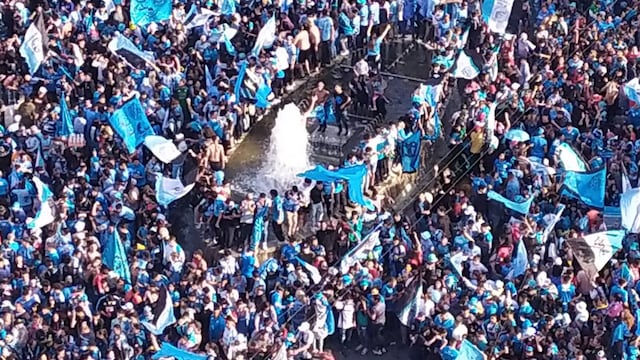 Piratas copan la avenida Vélez Sarsfield.