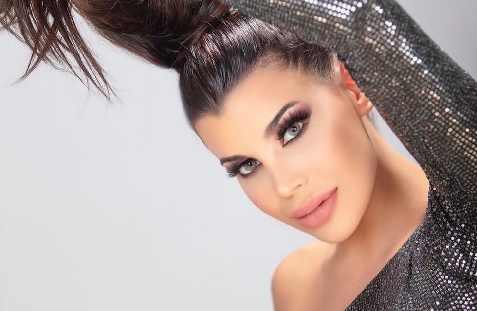 Charlotte Caniggia se mostró con conjuntos de lencería rojo, tacos y mucha piel