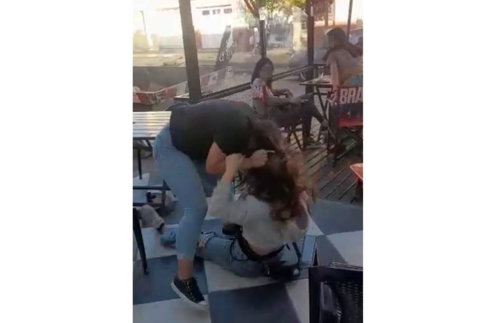 El video viral de una pelea entre dos chicas en un bar de Rafaela: ¿qué nos (de)muestra como sociedad?