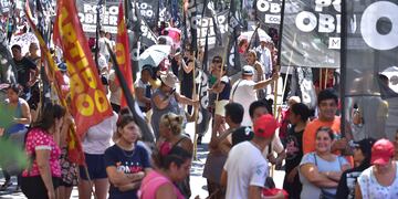 Caos de tránsito por movilización del Polo Obrero en el centro de la ciudad. (Ramiro Pereyra/LaVoz)