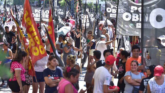 Caos de tránsito por movilización del Polo Obrero en el centro de la ciudad. (Ramiro Pereyra/LaVoz)